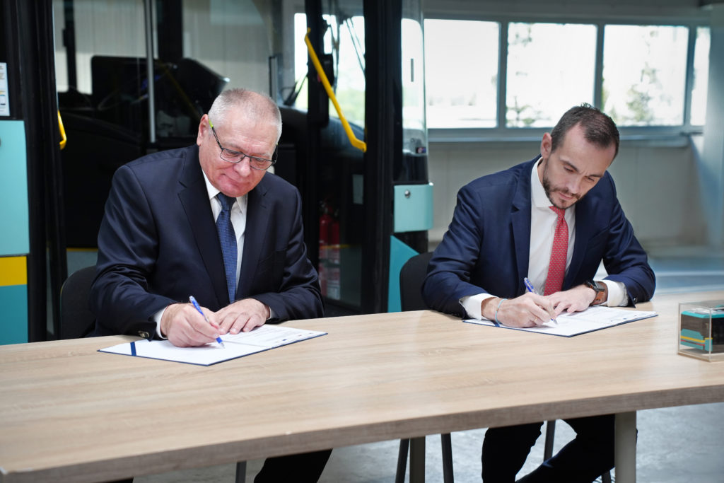 Jaworzno_EN (31) Signing of a contract for 7 electric buses. In the photo: Zbigniew Nosal (President of the Management Board of PKM) and Javier Iriarte (CEO of Solaris)